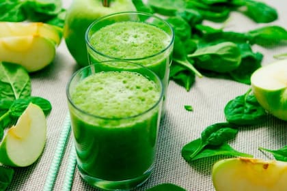 Para preparar este batido se necesitan: espinaca, pepino, manzana, apio, limón y un poco de agua
