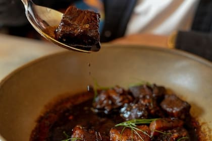 Para preparar este platillo se necesita decenas de horas de trabajo e incluso un cazador local