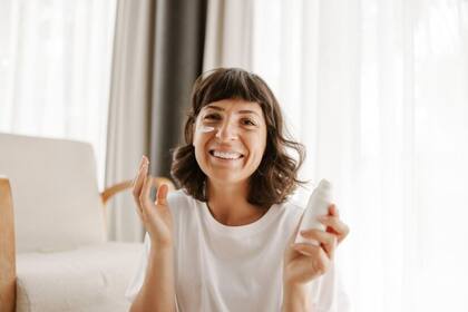 Para prevenir el melasma, se recomienda el uso de protector solar de manera regular