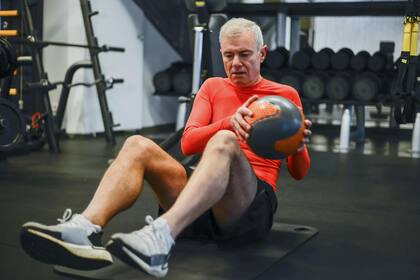 Para prevenir la sarcopenia los expertos aconsejan hacer actividad física, como la utilización de bandas de resistencia, levantar pesas livianas, hacer bicicleta, natación, aquagym, yoga o stretching