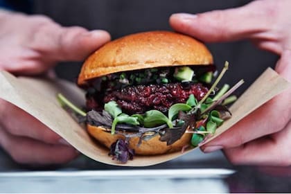 Para producir una hamburguesa de 125 gramos se necesitan unos 200 grillos. Crédito: degusta