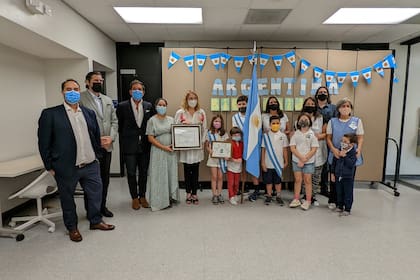 Para profundizar el vínculo con las tradiciones, la institución realiza actos escolares en las fechas patrias en los que los alumnos aprenden sobre los próceres y la historia de nuestro país