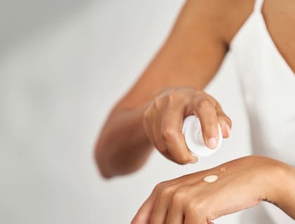 Para proteger la barrera cutánea, Louise recomendó aplicar una crema hidratante antes de abordar