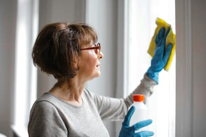 Para proteger las uñas de productos químicos fuertes, se deben utilizar guantes en el momento de la limpieza del hogar