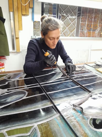 Para proteger los vitrales, Farina Ruiz incorporó un sistema de sostén.