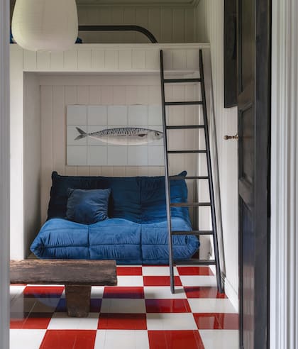 Para que el pequeño pudiera desplegar sus Lego tranquilamente, optaron por colocar una cama elevada.