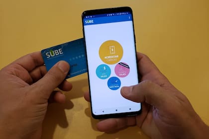 Para que el sistema funcione, el teléfono tiene que tener la antena NFC activada; al acercar la tarjeta detecta la presencia y transmite los datos