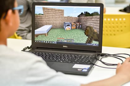 Para que los estudiantes cumplan con el aislamiento social de dos semanas, Polonia preparó una plataforma digital con un servidor de Minecraft