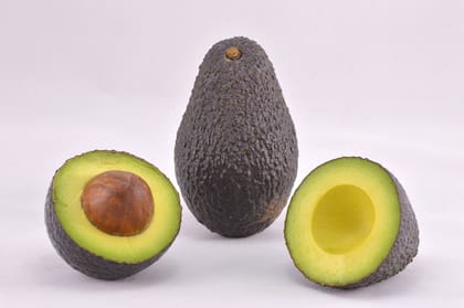 Para que no se oxide la palta hay que evitar que el oxigeno llegue a la parte que quedó descubierta
