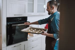 Para que queden suaves y parejas, las galletitas llevan pocos minutos de horno.