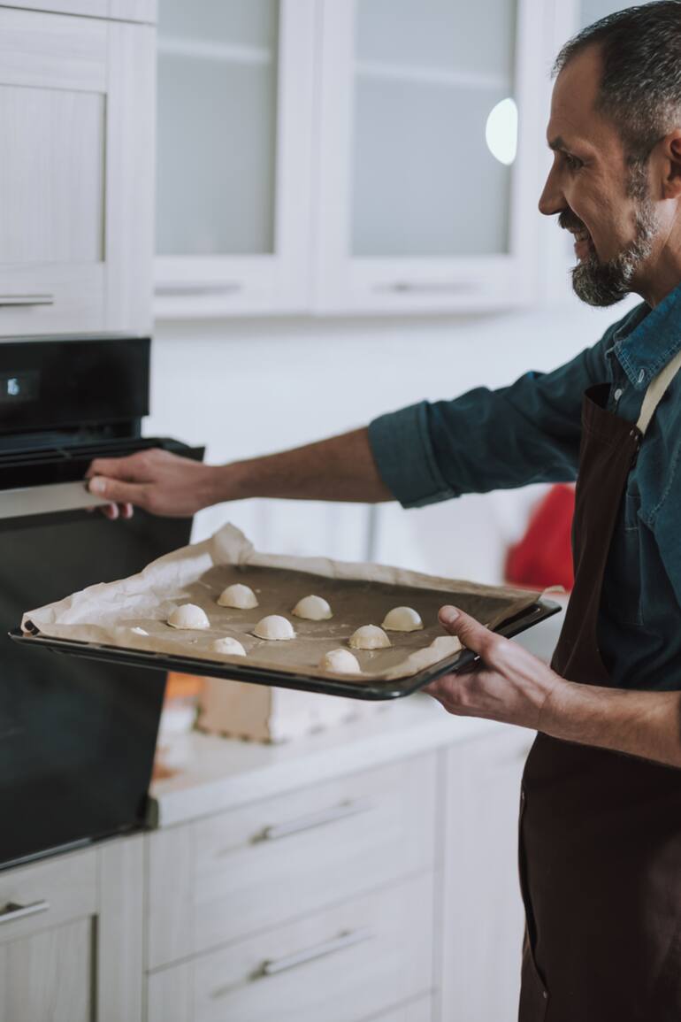 Para que queden suaves y parejas, las galletitas llevan pocos minutos de horno.