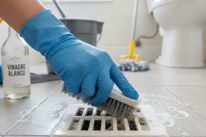 Para qué sirve arrojar vinagre blanco en la rejilla del baño