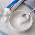 Para qué sirve mezclar bicarbonato de sodio con pasta dental en la limpieza del hogar