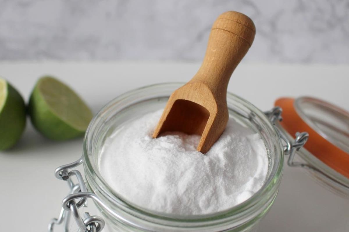 Para qué sirve el lavado de pies con sal y bicarbonato, según expertos en salud natural