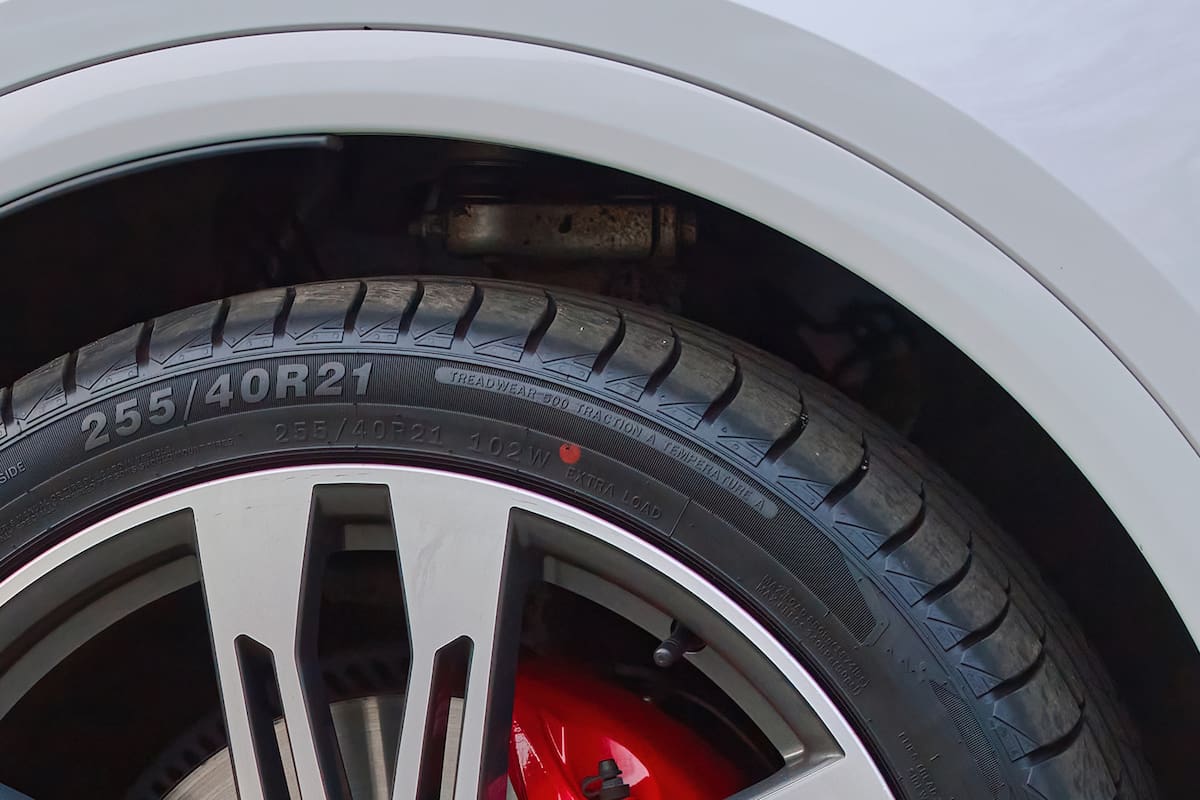 Para qué sirve el punto rojo de las llantas de los autos