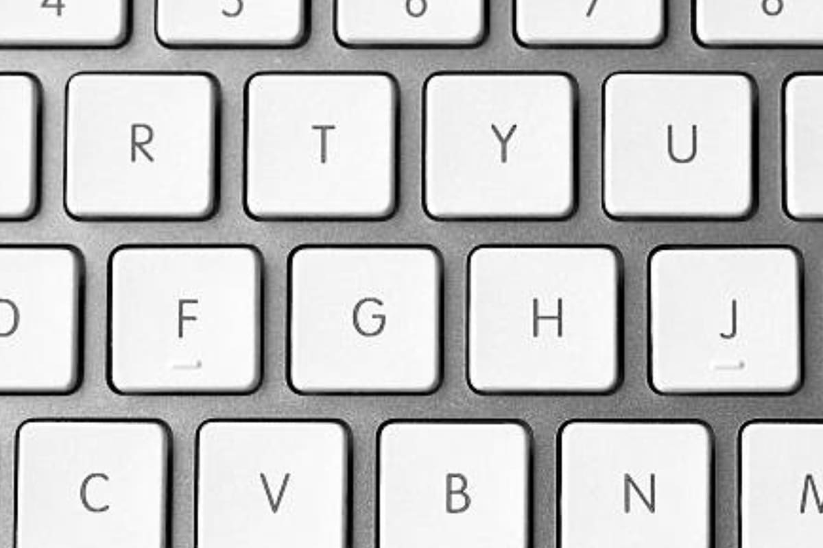 Para qué sirve la rayita con relive de las teclas F y J del teclado