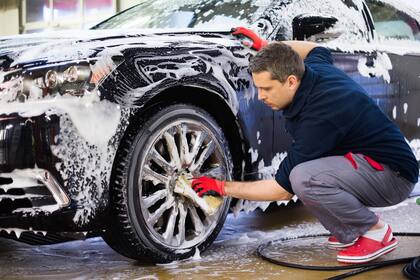 ¿Para qué sirve lavar las ruedas del auto con vinagre?