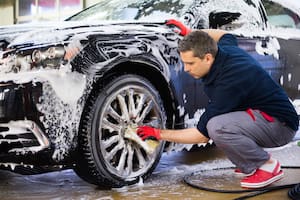 ¿Para qué sirve lavar las ruedas del auto con vinagre?