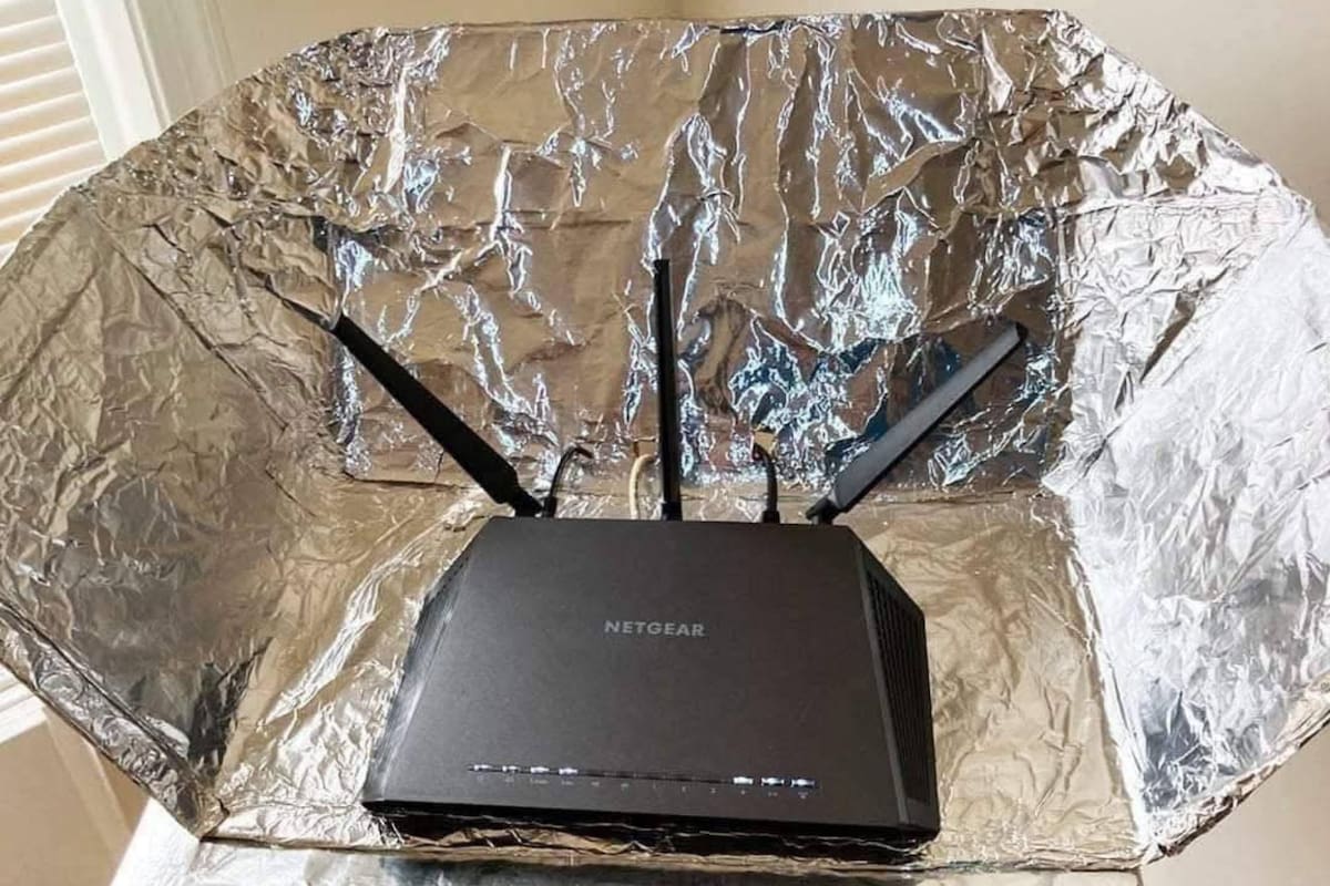 Para qué sirve poner papel de aluminio detrás del módem de wifi