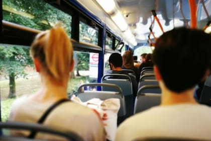 ¿Para qué sirven los puntos negros en las ventanillas del colectivo?