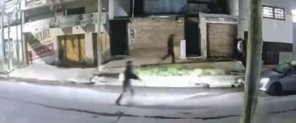 “¡Pará que te da el auto, dejalo, por favor dejalo!”, gritó B desesperada mientras abrazaba a su hijo y suponía que secuestraban a su marido.