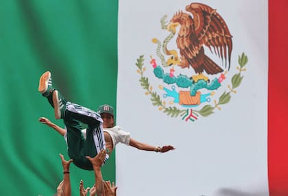 Para quien tiene acceso a pantalla, la cobertura en español se completa por Telemundo y Universo en TV abierta y de cable, además de streaming en Peacock