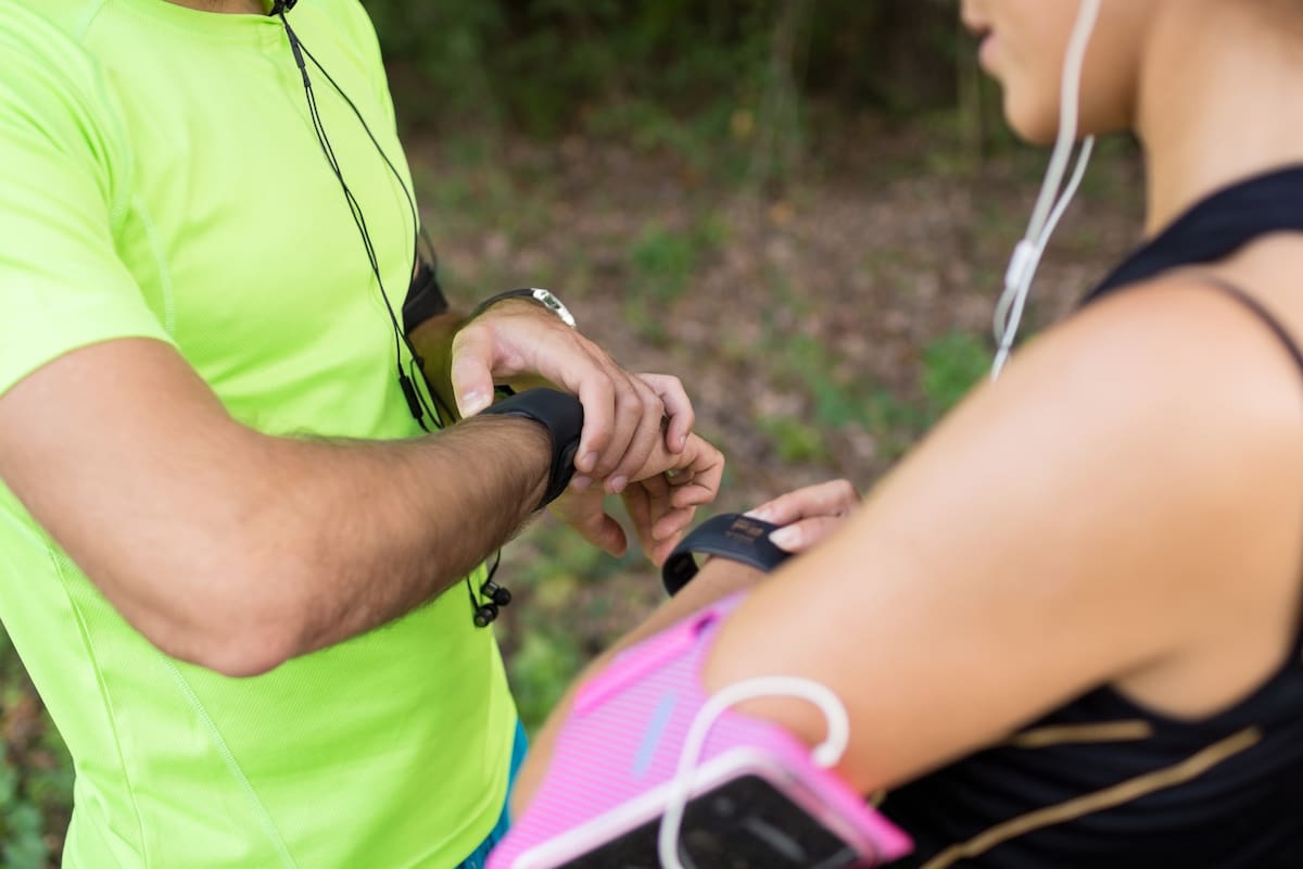 Para quienes se inician en el mundo del running, o quieren ir un poco más allá de lo tradicional, hay varias apps y dispositivos que permiten tener más información sobre nuestro entrenamiento y rendimiento