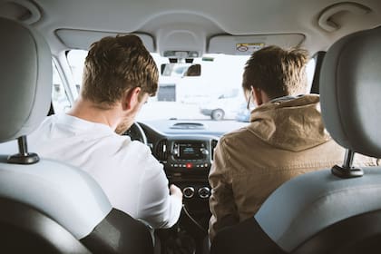 Para quienes viajen con un auto rentado, se exige la licencia de conducir vigente y una autorización denominada “Autorización para Circulación en el MERCOSUR” (ACM)