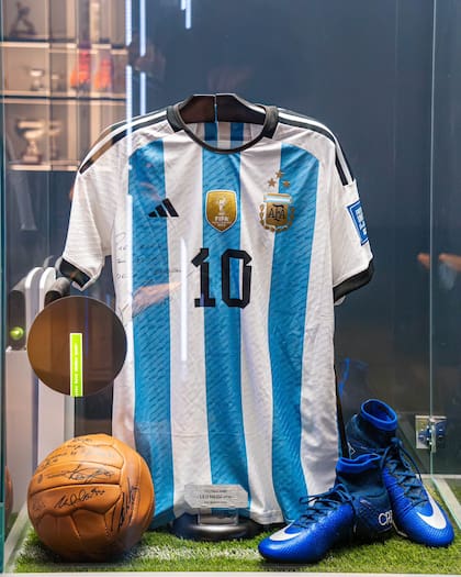 "Para Rafa, con mucho cariño y admiración", la dedicatoria de Leonel Messi en la camiseta que le regaló a Nadal para su museo