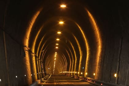 Para reactivar el túnel Caracoles, antiguamente de uso ferroviario, sólo resta que avance el proceso licitatorio para que en tres años se logre un tránsito más fluido y seguro,