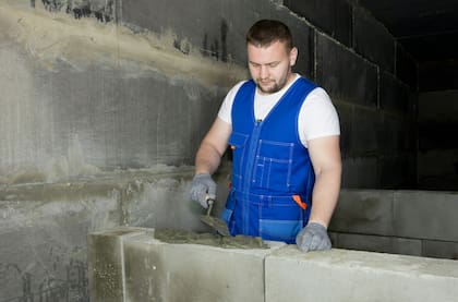 Para realizar cualquier actividad relacionada con la construcción se deben tramitar permisos con las autoridades locales (Unsplash/Bermix Studio)