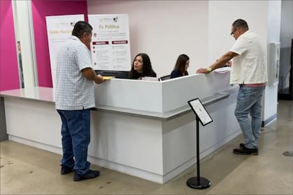 Para realizar el trámite, es necesario presentar el pasaporte a renovar y una identificación oficial en el consulado de San Antonio, en Texas