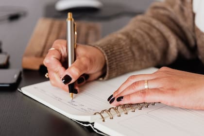 Para realizar un análisis completo de la escritura, los grafólogos también se enfocan en la dimensión de las letras, los márgenes y los espacios entre las palabras (Foto Canva)