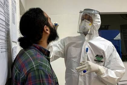 Para realizar una prueba con el NEOKIT se necesita una muestra de de hisopado nasal o bucal.