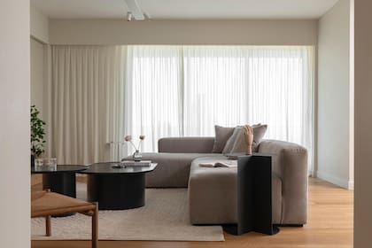 Para realzar esta conexión con el entorno, se eligieron unas cortinas ligeras y permeables a la luz natural que permiten que la luz entre sin invadir en verano.