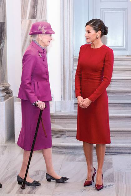 Para recibir a los Reyes de España la soberana danesa eligió un traje de chaqueta y falda de color fucsia. Letizia optó por un vestido Carolina Herrera y aros de diamantes con una piedra en color bermellón que pertenecen a la reina emérita.