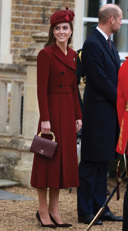 Para recibir a los Trump, Kate eligió un dress-coat de doble botonadura, de Emilia Wickstead. Lo acompañó con tocado de Jane Taylor, minibag Chanel y stilettos Gianvito Rossi