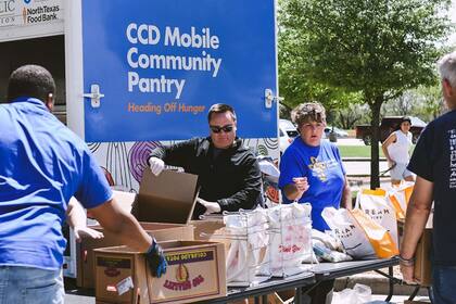 Para recibir alimentos de CCD solo se requiere una identificación (Catholic Charities Dallas)