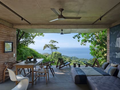Para recibir clientes o amigos, la dueña de casa eligió un sofá amplio y muchos sillones, apostando por la comodidad y un ambiente amable, sin la formalidad de una oficina convencional.