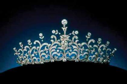 Para recibir de manos de su padre el gran cordón de la Orden de la Preciosa Corona, Aiko llevó esta diadema heredada de su tía paterna, la ex princesa Sayako, quien tuvo que abandonar la Familia Imperial para poder casarse con un plebeyo. Los orígenes de la joya se remontan al siglo XIX y podrían estar relacionados con la princesa Masako de Nashimoto, prima de la emperatriz Kojun, madre de Akihito.