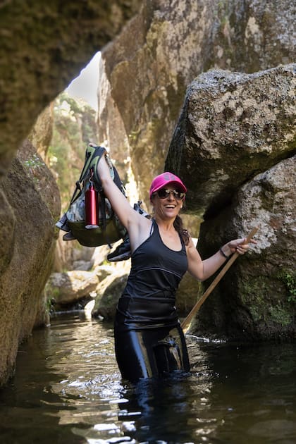 Para recorrerlo se atraviesan cañones y hay que sumergirse en el agua con la mochila en la cabeza.