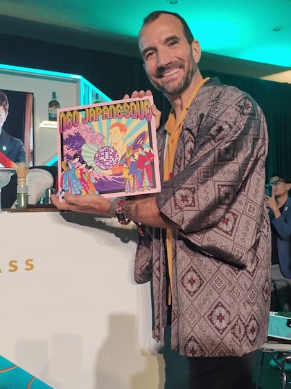 Para recrear una disco, el participante japonés vistió al jurado Charles Joly con un traje tradicional y customizó un vinilo
