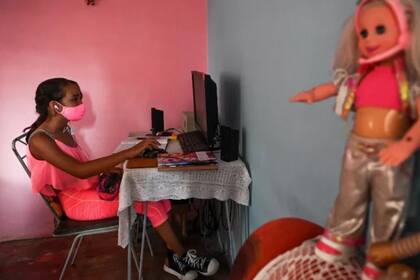 Para recuperar el aprendizaje, el informe del 6 de diciembre recomienda priorizar qué enseñar, dar más horas de aula y hacer la enseñanza más eficiente, por ejemplo, a través de tutorías