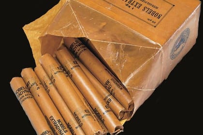 Para reducir la volatilidad de la nitroglicerina, la mezcló con un material poroso absorbente, creando así la dinamita