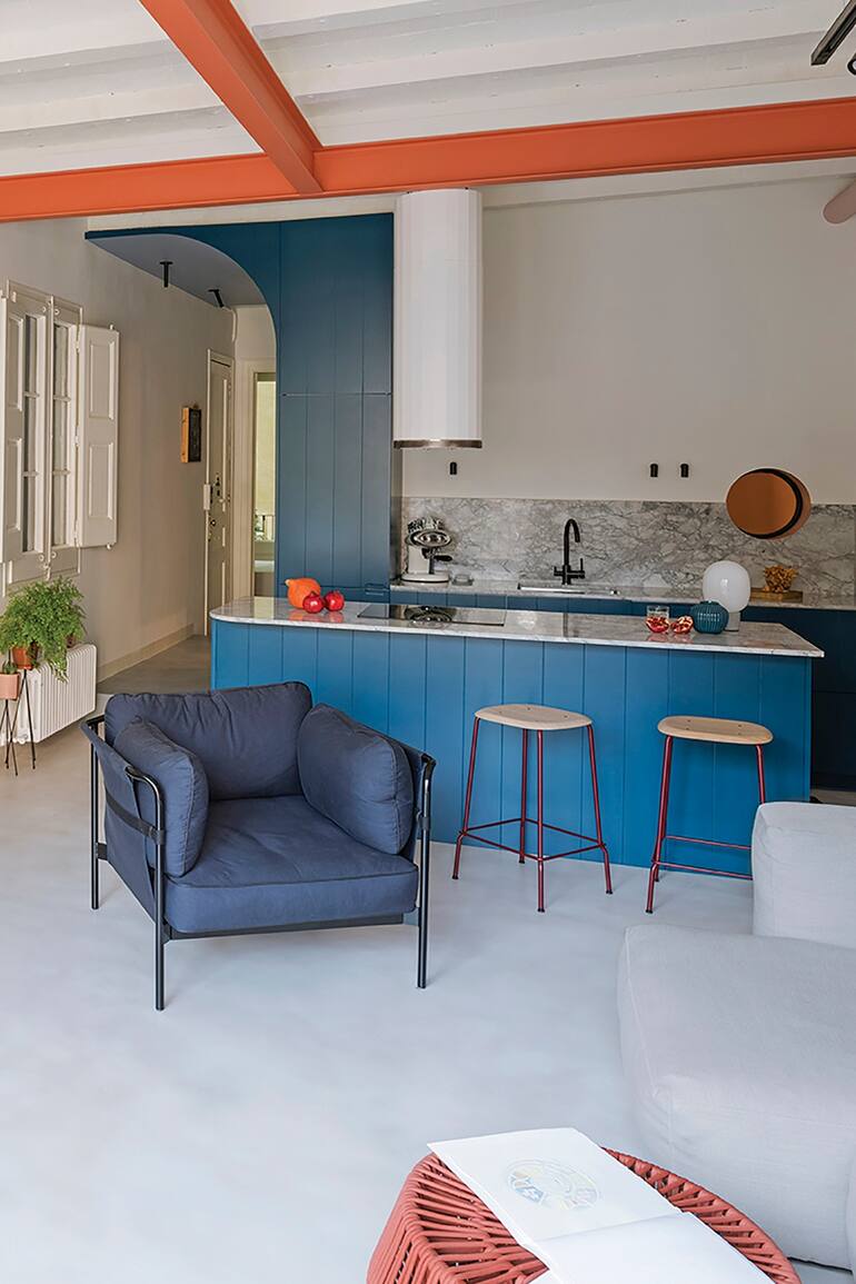 Para reformar este departamento de 1914 en el centro de Barcelona, el Estudio CaSA tuvo un particular comitente: uno de sus socios. Toda una oportunidad para plasmar el credo propio, que acá se resume en un nuevo corazón azul.