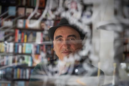 Para Rep, todas las fotografías de Charly a lo largo de estas décadas "terminaron organizando distintas formas de leer al personaje"