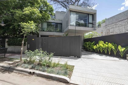 Para respetar los retiros y aprovechar al máximo las dimensiones del terreno, la construcción se eleva alrededor de un árbol existente en un diseño de llenos y vacíos con grandes ventanales y terrazas verdes.