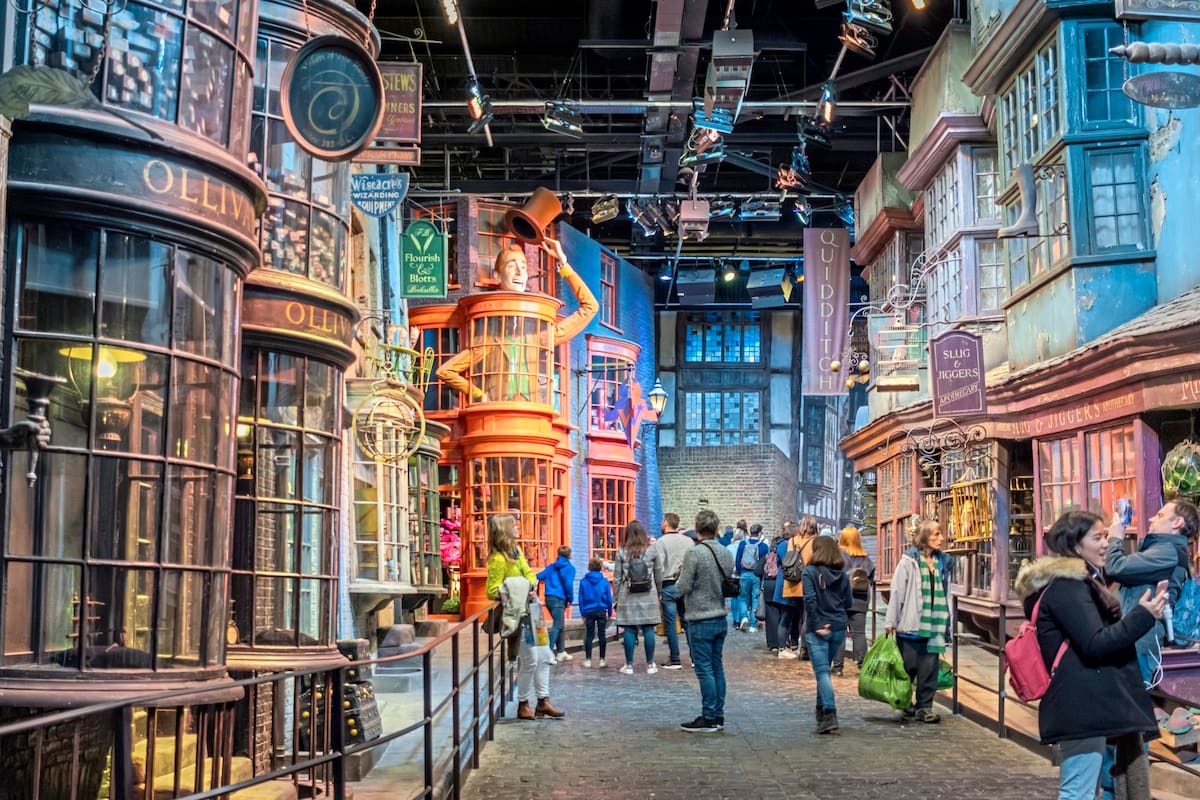 Para revivir las aventuras de Harry Potter, un paseo por los estudios de Warner en las afueras de Londres