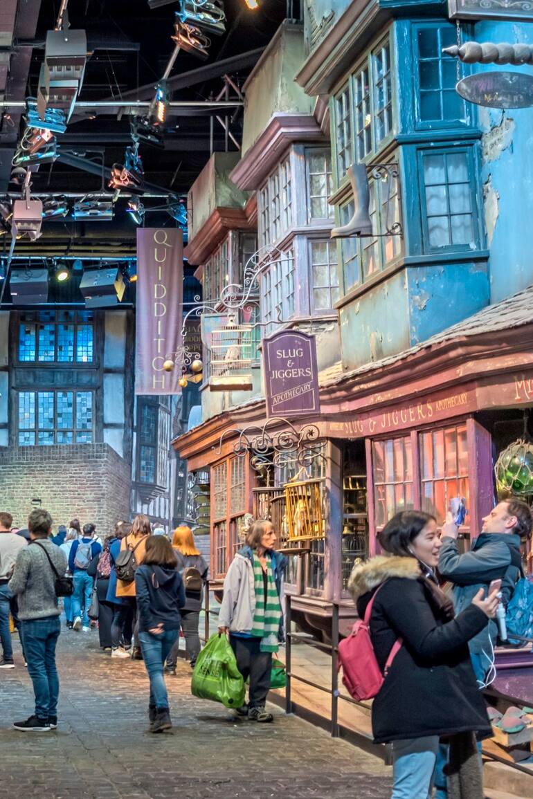 Para revivir las aventuras de Harry Potter, un paseo por los estudios de Warner en las afueras de Londres
