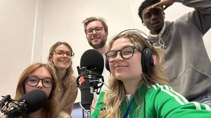 Para Sara Valle, la segunda a la izquierda en la foto, estudiar y trabajar al mismo tiempo en Londres fue un desafío